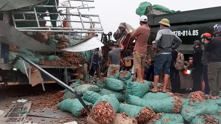 Oto tai dau dau xe dau keo, 2 nguoi tu vong hinh anh