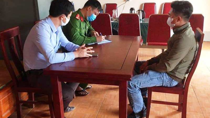 Nguoi dan ong khong deo khau trang len mang thach thuc hinh anh