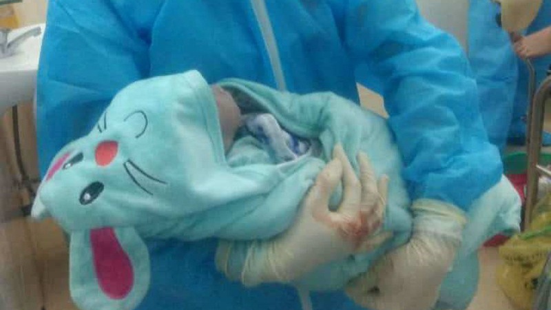 San phu sinh be trai tai phong cach ly benh vien hinh anh