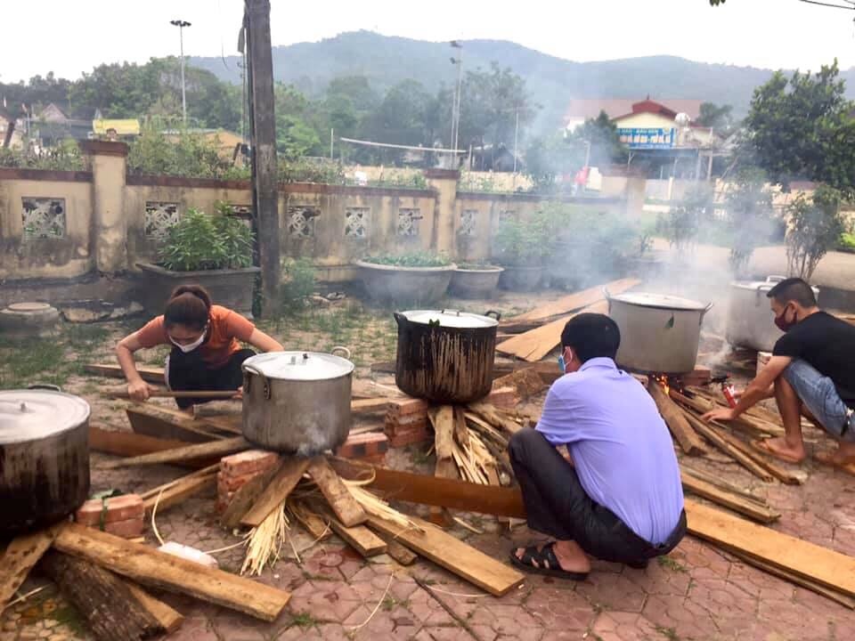 nau banh chung tang nguoi o khu cach ly anh 1