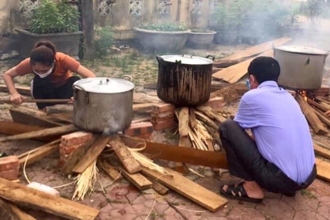 Nau banh chung tang can bo chong dich va nguoi cach ly hinh anh