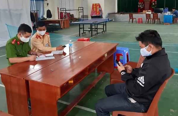 mang 5 lit ruou cho nguoi cach ly anh 1