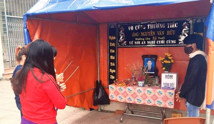 Nam thanh nien dang cach ly lap ban tho vong cha hinh anh