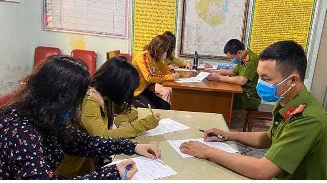 4 phu nu bi phat 800.000 dong vi tu tap noi chuyen hinh anh