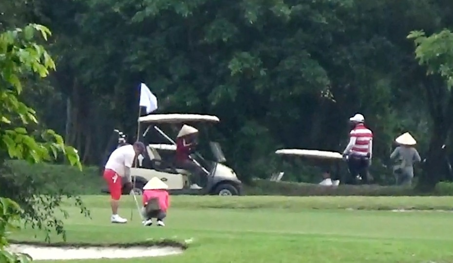 Dong cua san golf don khach trong thoi gian cach ly xa hoi hinh anh