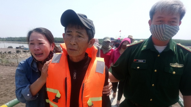 Tau ca ngu dan bi tau hang dam chim, 4 nguoi roi xuong bien hinh anh