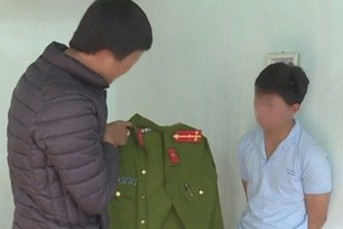 Chup anh mac ao cong an de 'cau like' hinh anh