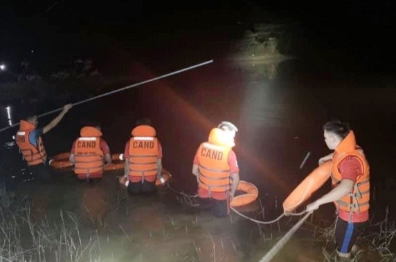 Hai chu chau tu vong khi danh ca hinh anh