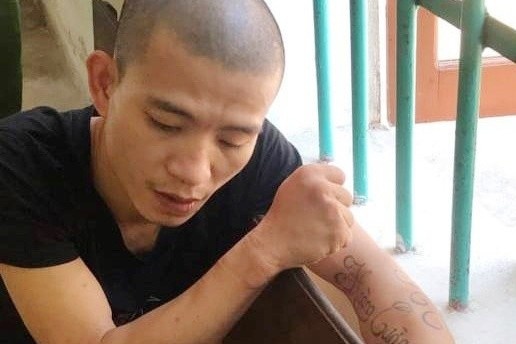 3 canh sat bi thuong khi khong che thanh nien ngao da hinh anh