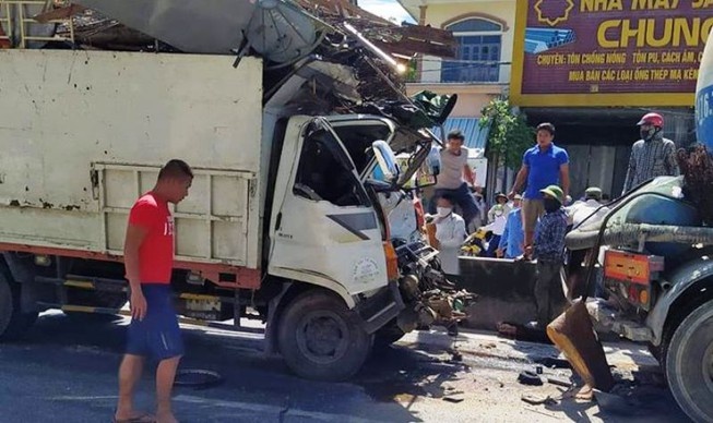 Tai xe thiet mang, dau oto tai dap nat sau khi huc duoi xe bon hinh anh