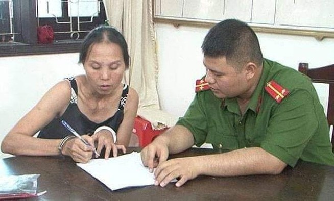 Nguoi phu nu co 10 tien an chuyen trom tien cua khach du lich hinh anh