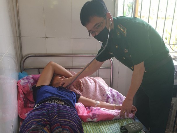 Mau thuan voi chong, me ru con gai an la ngon tu tu hinh anh