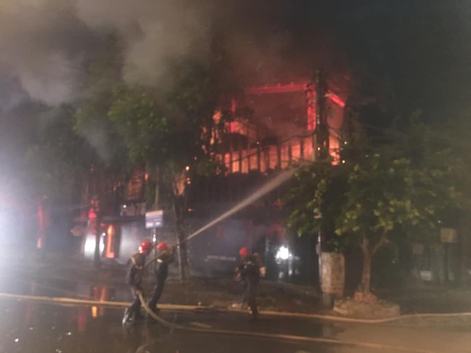 Chay quan bar luc rang sang hinh anh