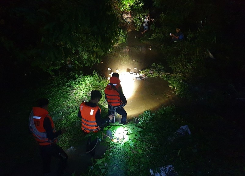 Be trai 5 tuoi mat tich sau khi xin di choi hinh anh