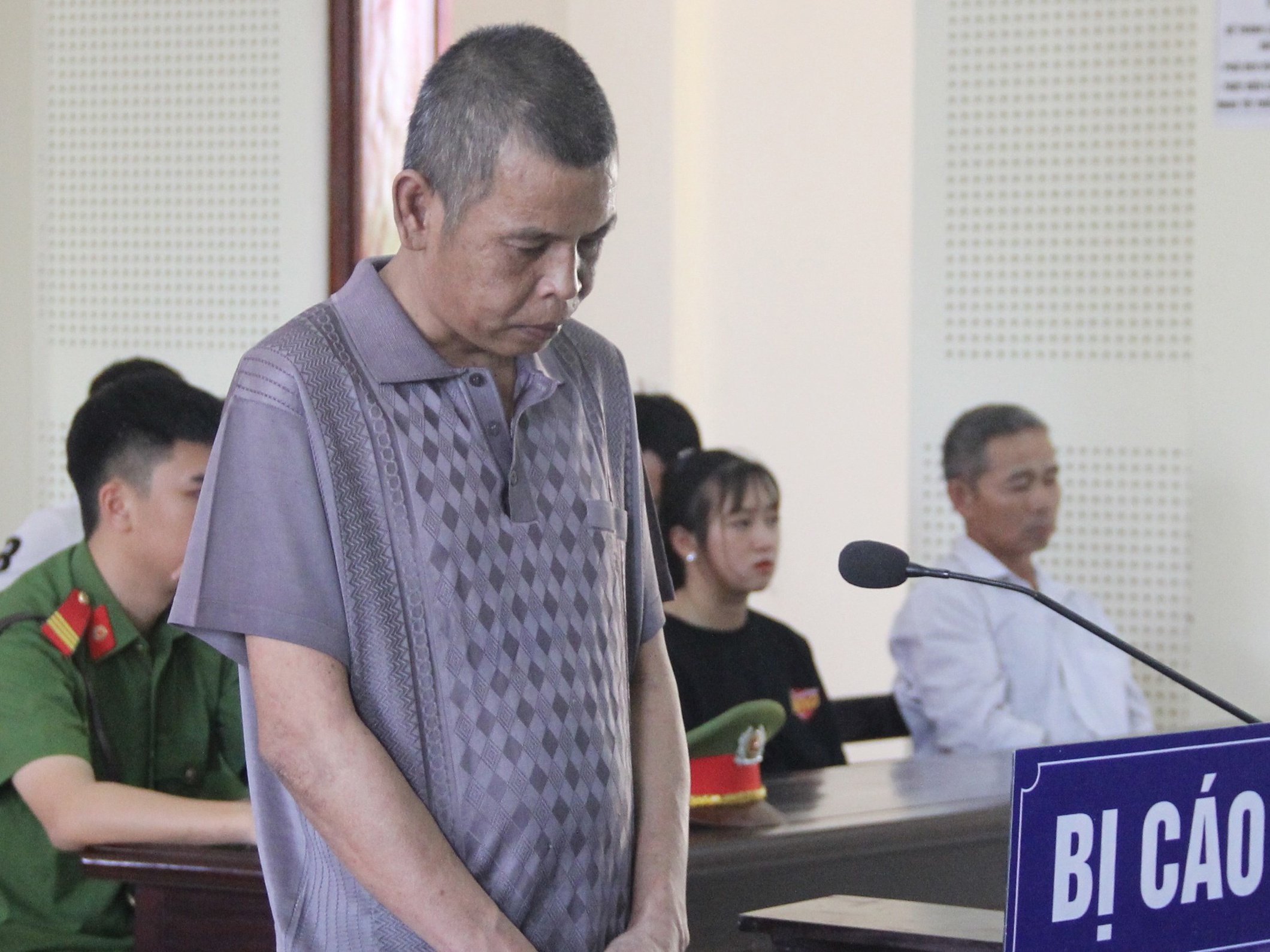 Linh an chung than vi chem chet hang xom hinh anh