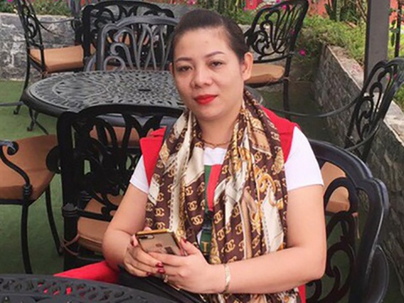 Nguoi phu nu cam dau duong day gia doanh nhan de lua dao hinh anh