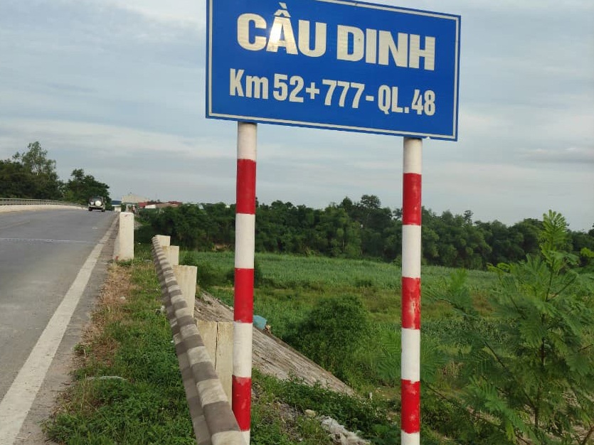 No sung tren cau, mot nguoi bi ban guc hinh anh