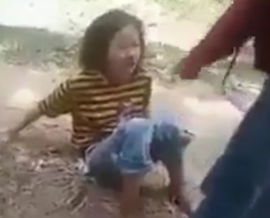 Nu sinh bi danh hoi dong, tung clip len mang hinh anh