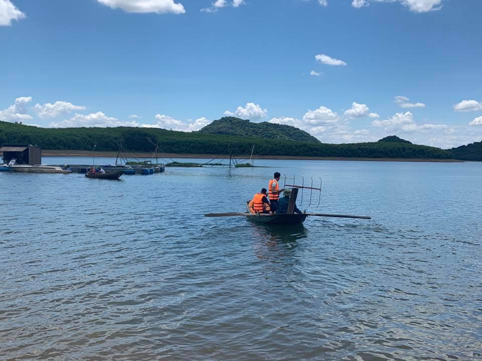 Di tam ho, can bo trung tam y te duoi nuoc hinh anh