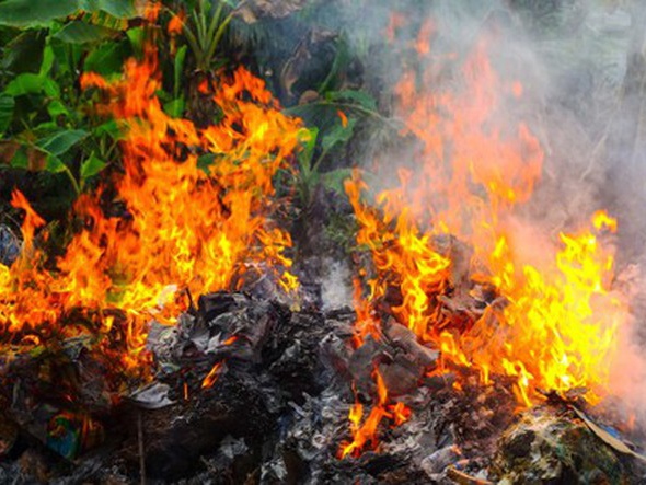 Mot phu nu chet chay khi dot rac trong vuon hinh anh