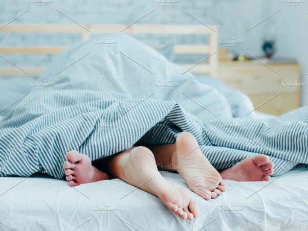 Ngu voi ban gai nhi, nam thanh nien linh an hinh anh