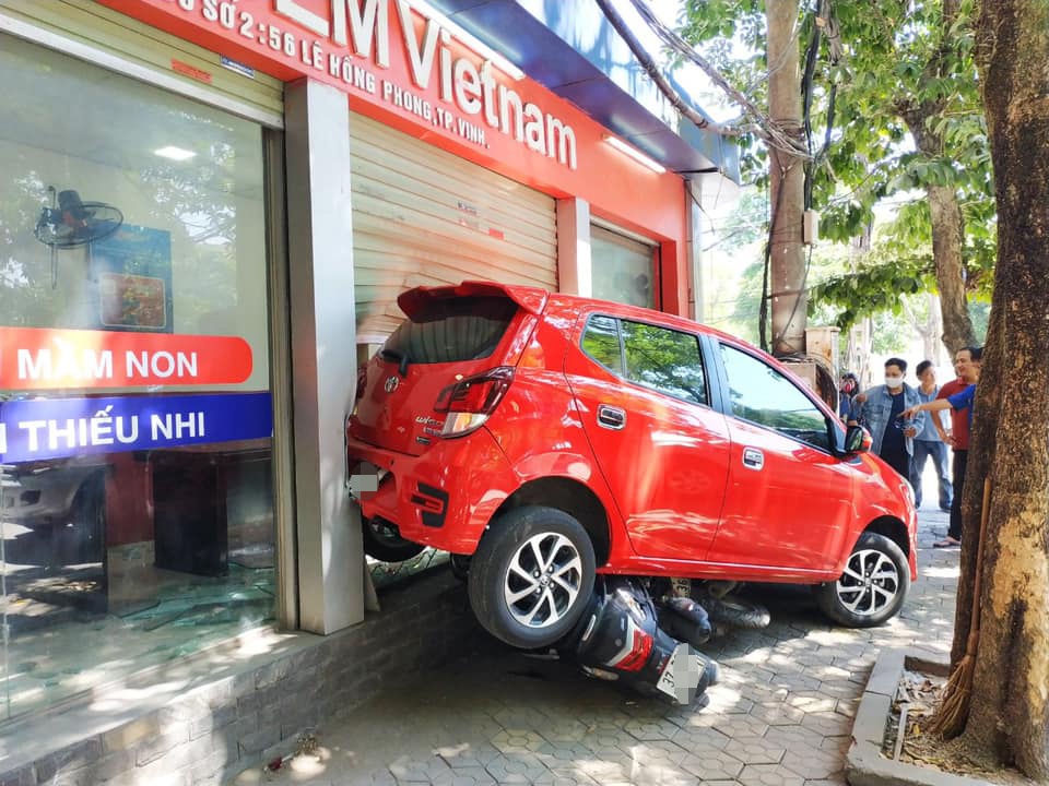 Oto chay lui, de 3 xe may hinh anh