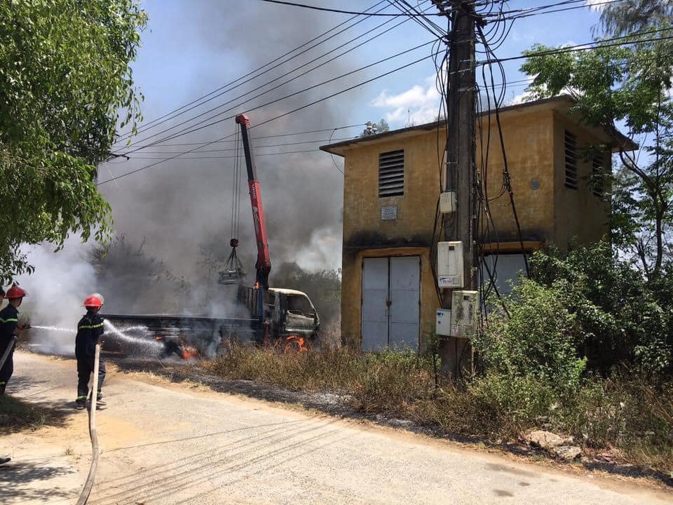 Oto tai cau vuong day dien boc chay, tai xe tu vong tai cho hinh anh