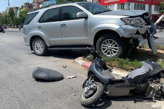 Co gai di xe may dien nhap vien sau va cham voi oto bien xanh hinh anh