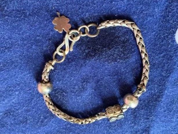 Chiec vong bac nam trong bung be gai 3 tuoi hinh anh