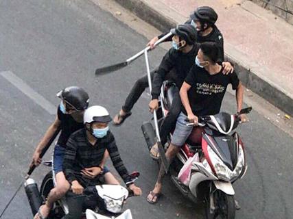 Nguoi dan ong bi do xang dot giua duong hinh anh