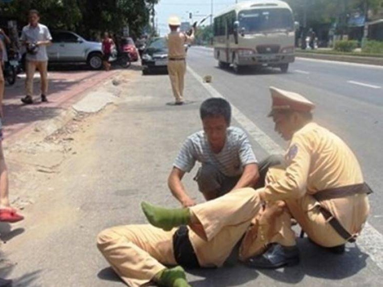 Tai xe xe may tong trung dai uy CSGT hinh anh