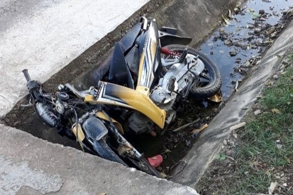 Hai nguoi tu vong khi xe may lao xuong muong hinh anh