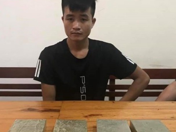 Thue taxi de van chuyen 4 banh ma tuy hinh anh