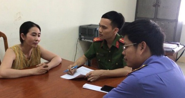 dua nguoi ra nuoc ngoai trai phep anh 1