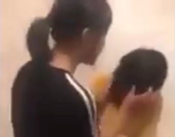 Hoc sinh lop 5 bi ban danh, nguoi xung quanh khong can thiep hinh anh