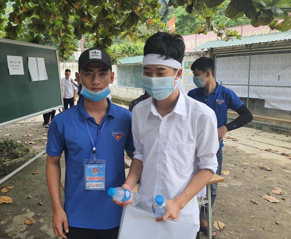 thí sinh đeo khăn tang ảnh 1 thi sinh deo khan tang anh 1