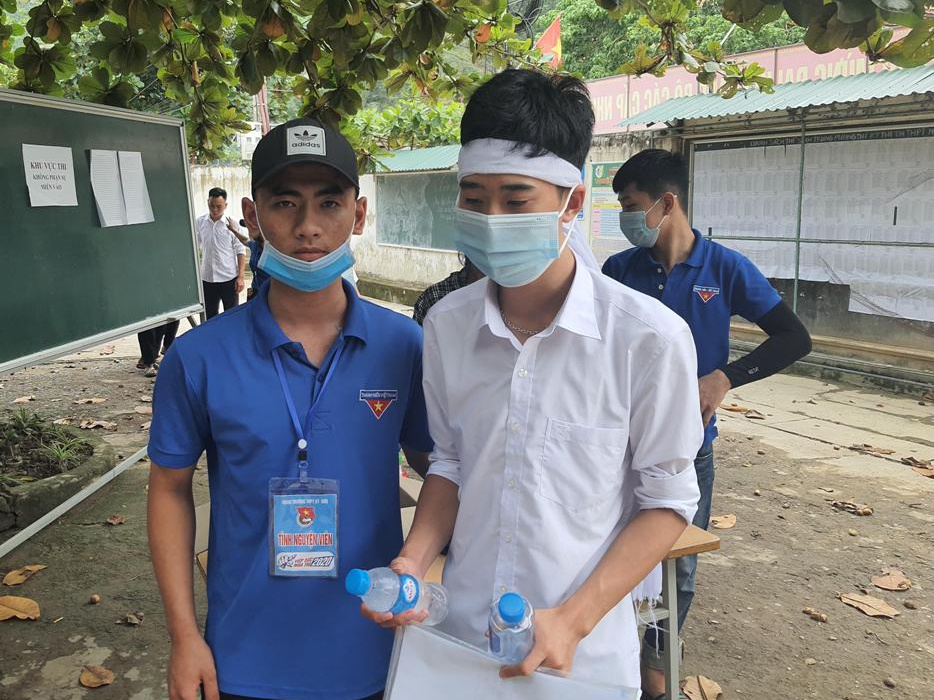 Bo mat, thi sinh deo khan tang den truong thi hinh anh