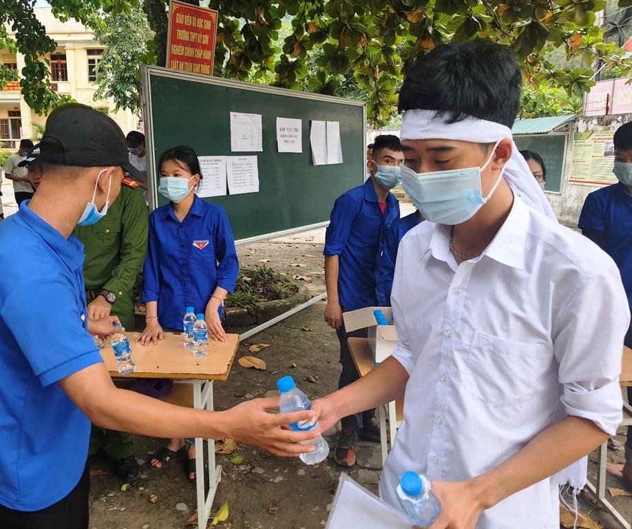 thí sinh đeo khăn tang ảnh 2 thi sinh deo khan tang anh 2