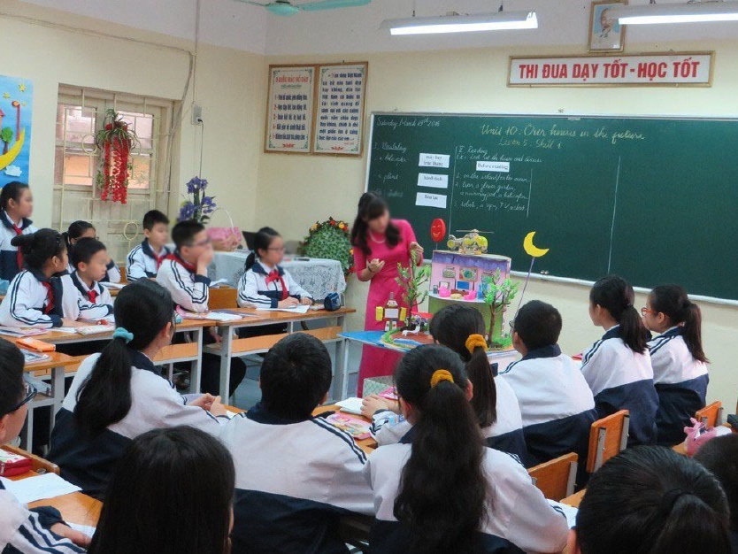 Thu hoi quyet dinh tuyen giao vien khong qua 30 tuoi hinh anh