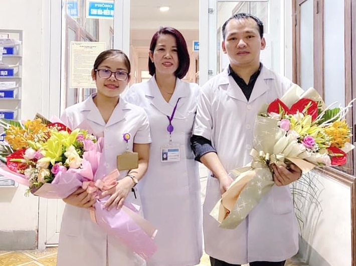 Nu bac si hoan cuoi xung phong den tam dich Da Nang hinh anh