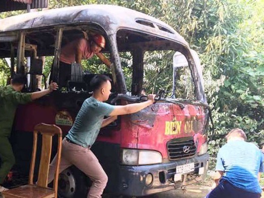 Oto khach bi thieu rui hinh anh