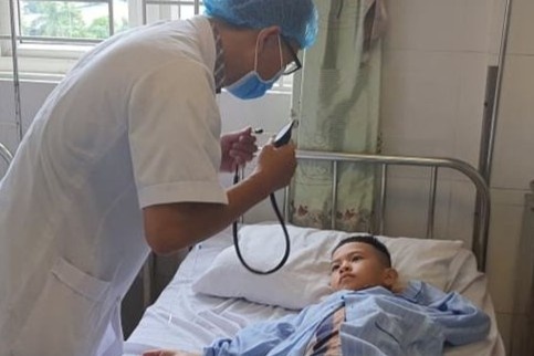 16 hoc sinh tieu hoc bi ong dot hinh anh