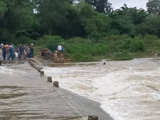 Nguoi dan ong bi nuoc cuon mat tich hinh anh