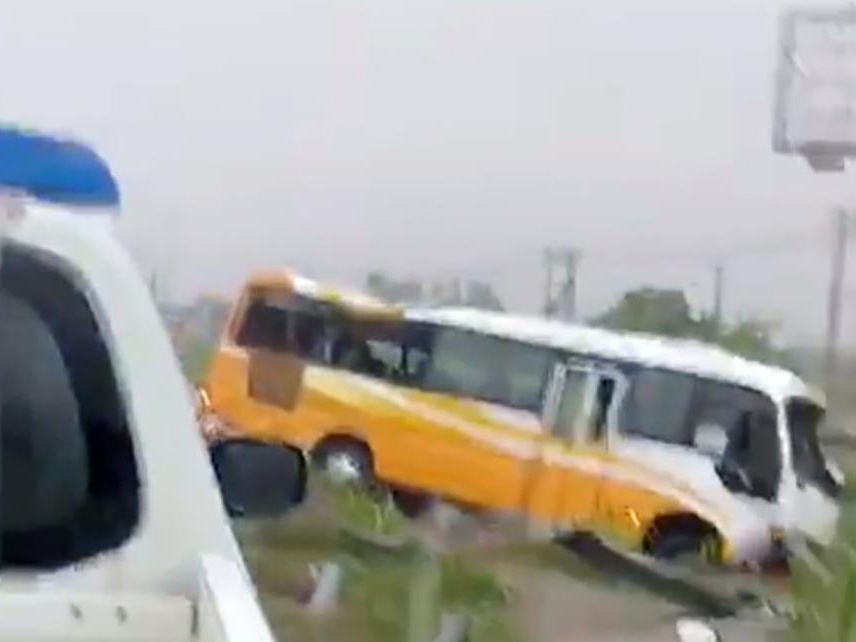 Xe khach tong dai phan cach, 2 nguoi chet hinh anh