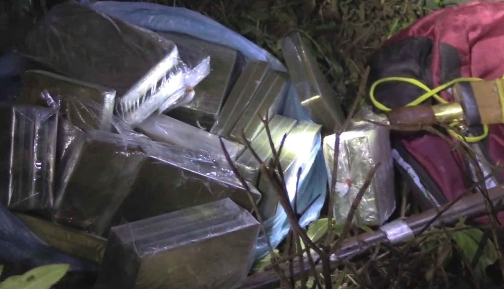 Truy tim nghi pham vut 30 banh heroin hinh anh