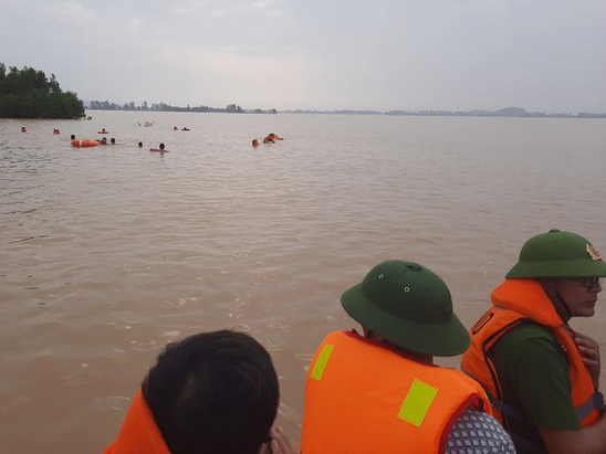 Tim thay thi the nam sinh bi nuoc lu cuon troi hinh anh