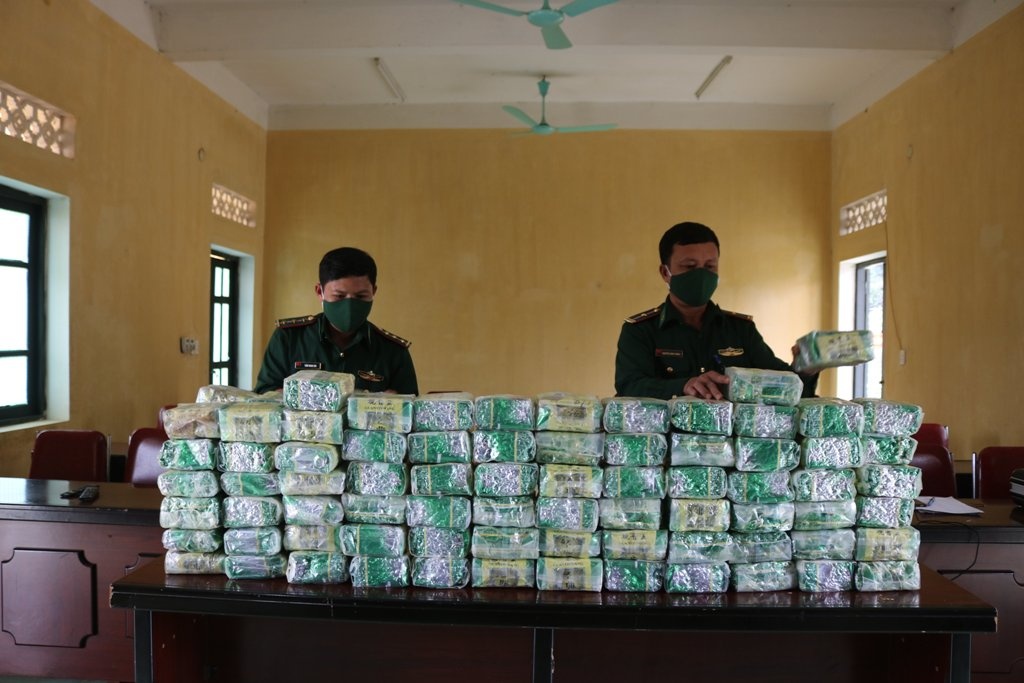Vứt lại 100 kg ma túy ảnh 1 Vut lai 100 kg ma tuy anh 1
