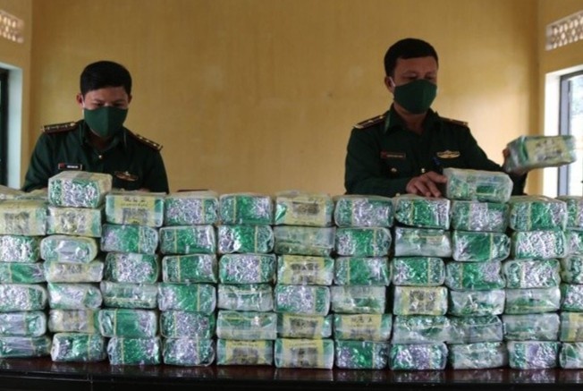 Vut lai 100 kg ma tuy khi gap bo doi bien phong hinh anh