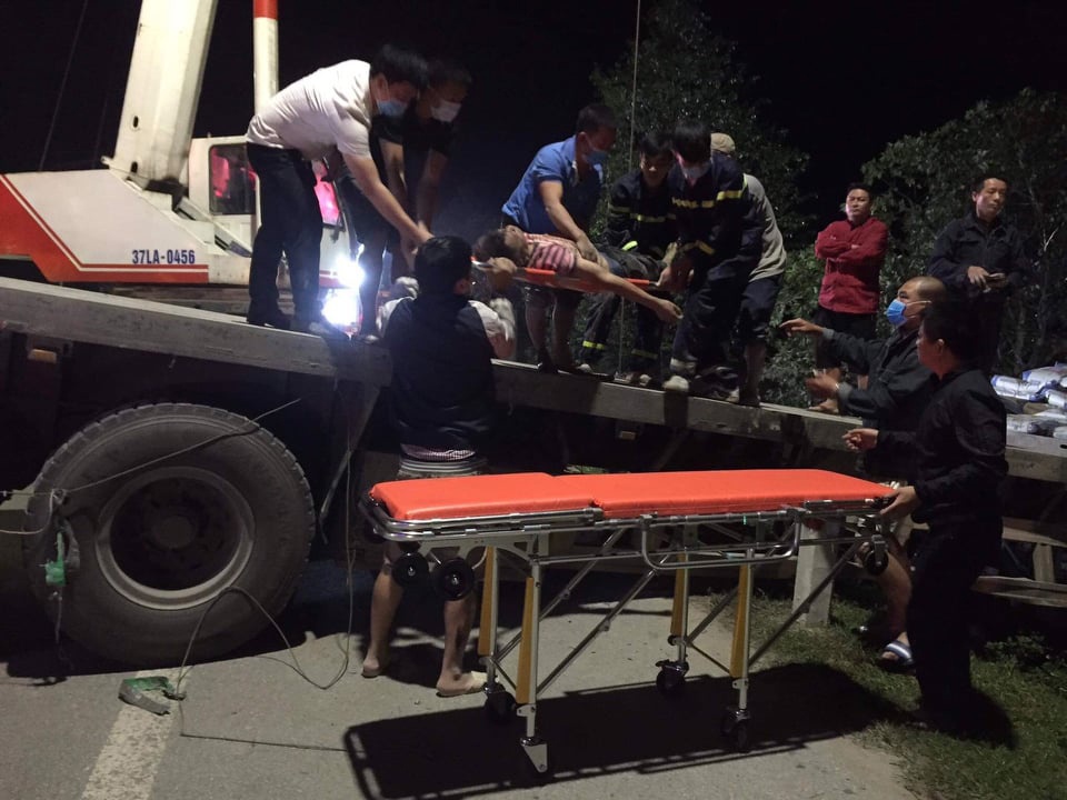 Xe cho xi mang lao xuong ruong, tai xe tu vong hinh anh