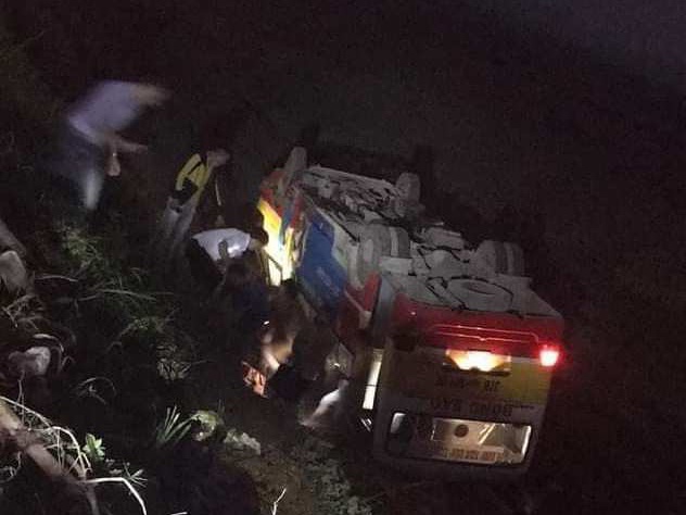 Lat oto buyt, hanh khach pha cua xe thoat than hinh anh